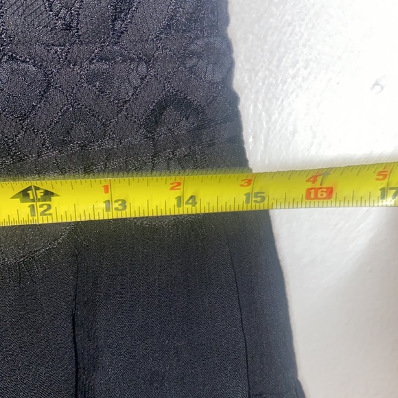 🦋NWOT Black lace top with built in padding! - Picture 5 of 7